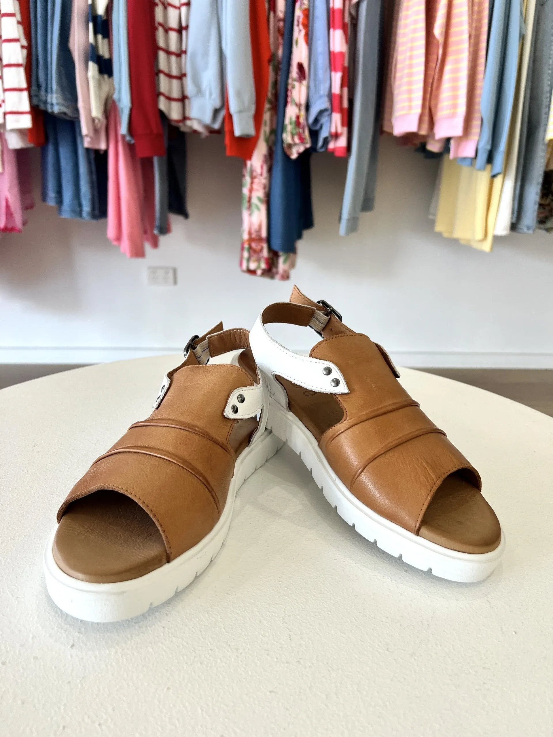 DONATI LEATHER SANDAL || TAN/WHITE