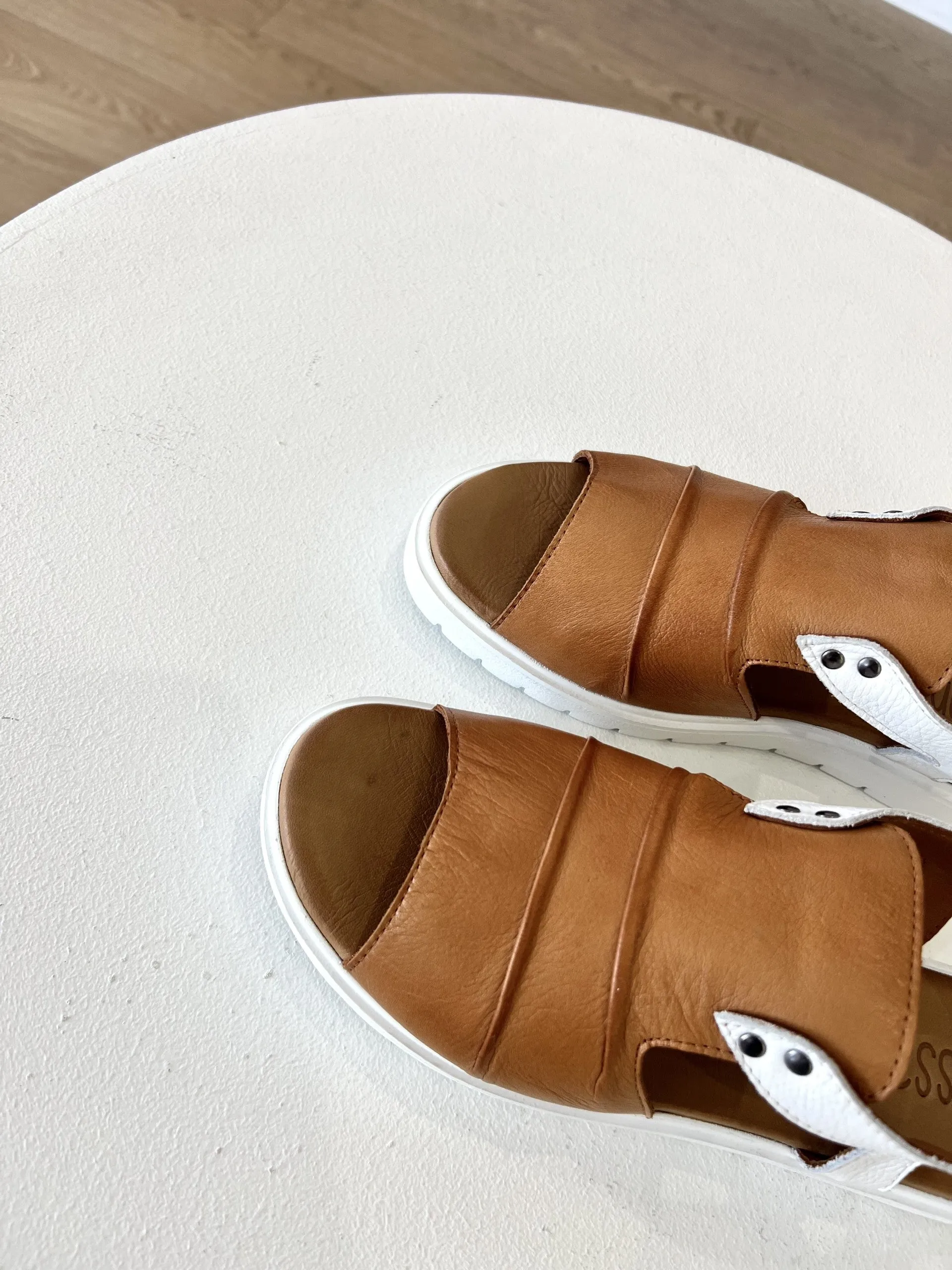 DONATI LEATHER SANDAL || TAN/WHITE